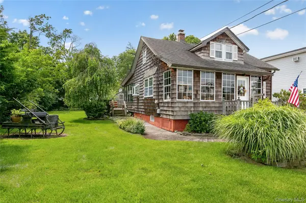 42 Cedar ST, Islip, NY 11751