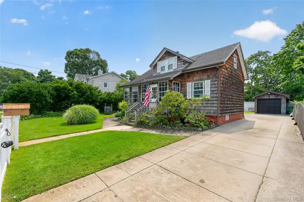 42 Cedar ST, Islip, NY 11751