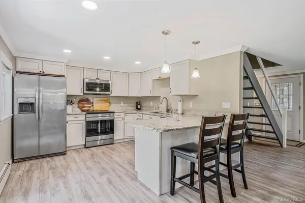 150 Serpentine LN, Islandia, NY 11749