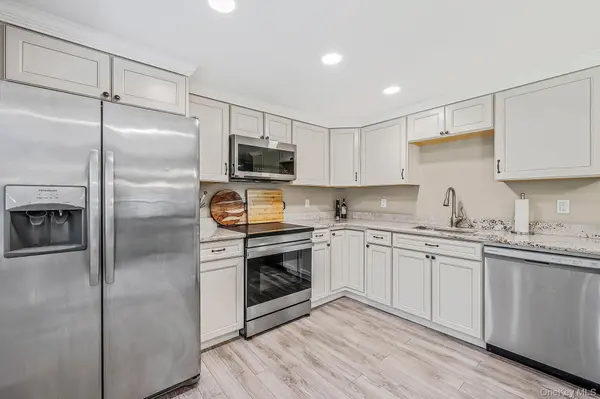 150 Serpentine LN, Islandia, NY 11749