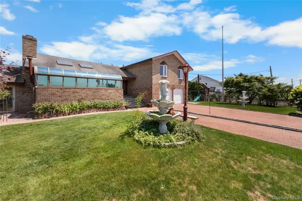 1 Grandview DR, Shirley, NY 11967