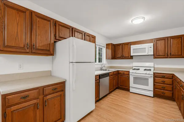 8 Swezey LN, Middle Island, NY 11953