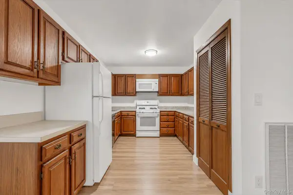 8 Swezey LN, Middle Island, NY 11953