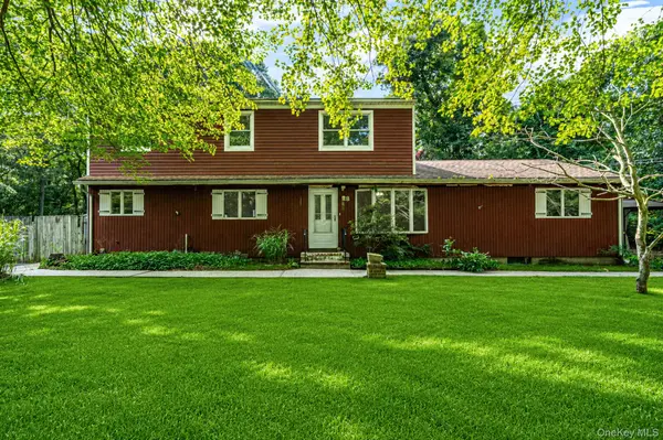8 Swezey LN, Middle Island, NY 11953