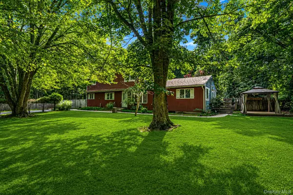8 Swezey LN, Middle Island, NY 11953