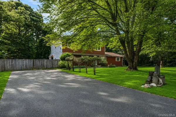 8 Swezey LN, Middle Island, NY 11953