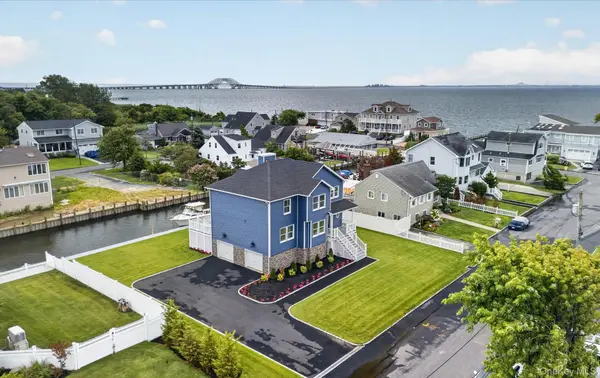 851 W Bay DR, West Islip, NY 11795