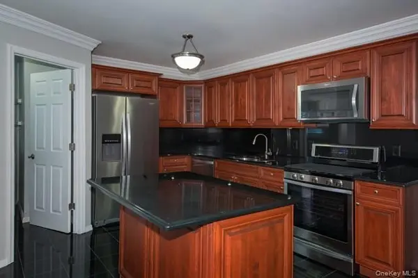 17 Horizon View DR #17, Farmingville, NY 11738