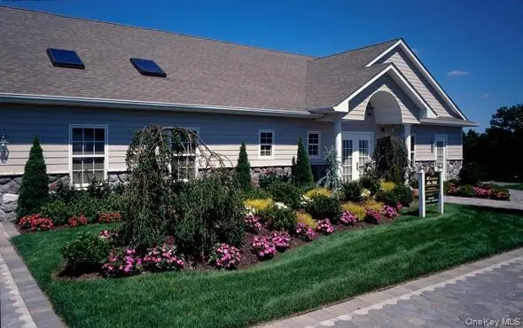 17 Horizon View DR #17, Farmingville, NY 11738