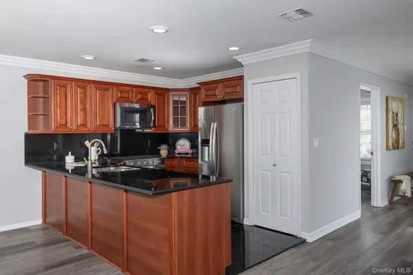 25 Horizon View DR #25, Farmingville, NY 11738