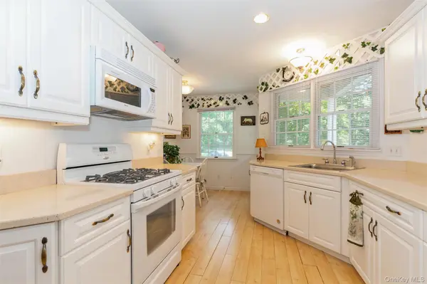 21 Oceanview RD, Hampton Bays, NY 11946