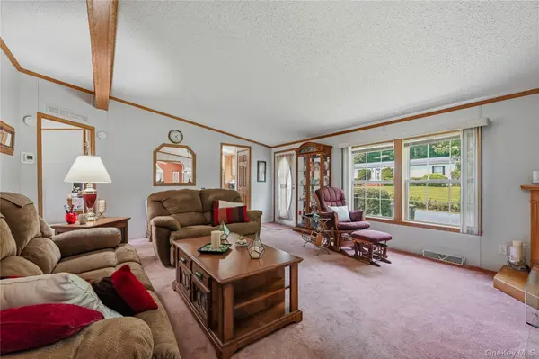 83 Pine DR, Bloomingburg, NY 12721