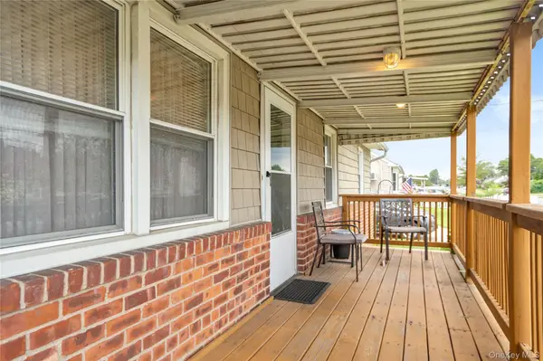 30 Anderson AVE, North Babylon, NY 11703