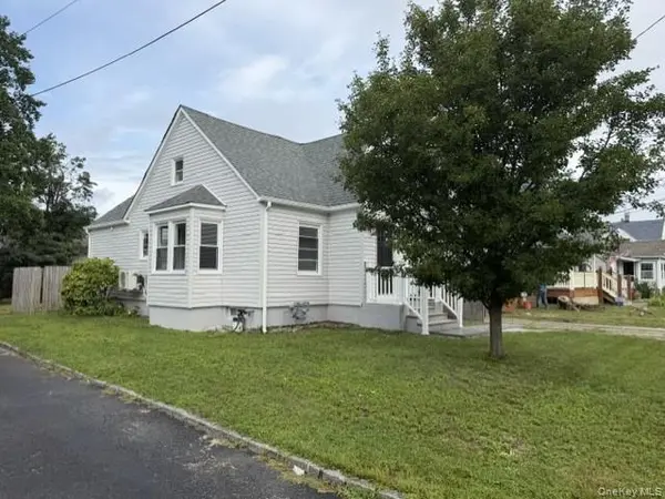 60 Center AVE, Bay Shore, NY 11706