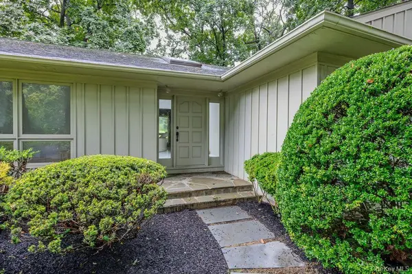 30 Fairway DR, Port Jefferson, NY 11777