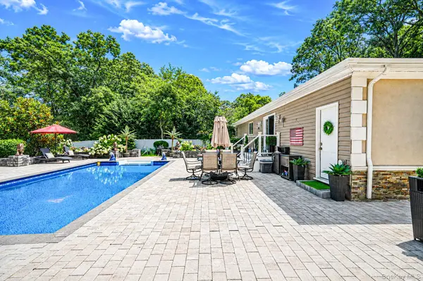 5 Overlook DR, Mastic, NY 11950