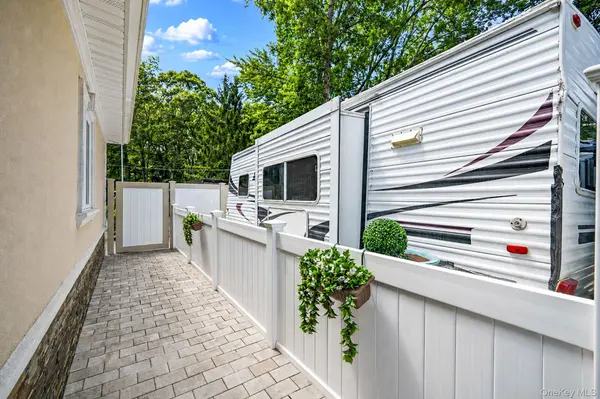 5 Overlook DR, Mastic, NY 11950