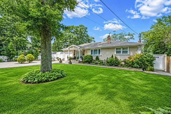 5 Overlook DR, Mastic, NY 11950