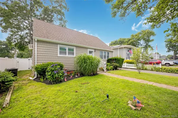 413 S 8th ST, Lindenhurst, NY 11757