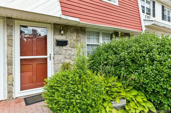 15 Springwood DR, North Babylon, NY 11703