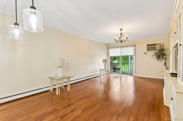 15 Springwood DR, North Babylon, NY 11703