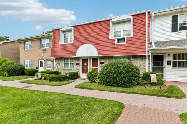 15 Springwood DR, North Babylon, NY 11703