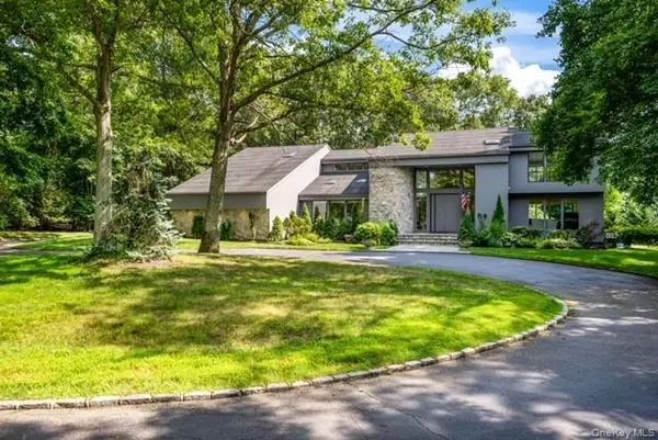 6 Fox Hunt CT, Huntington, NY 11743