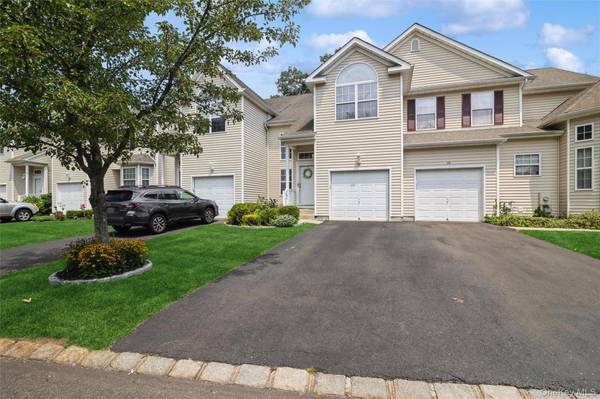34 Cranberry CIR, Medford, NY 11763
