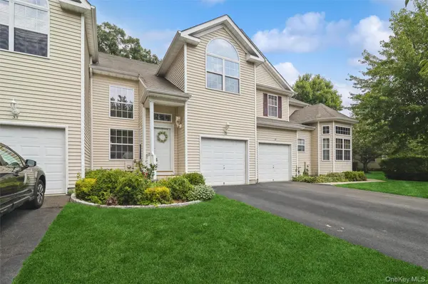 34 Cranberry CIR, Medford, NY 11763