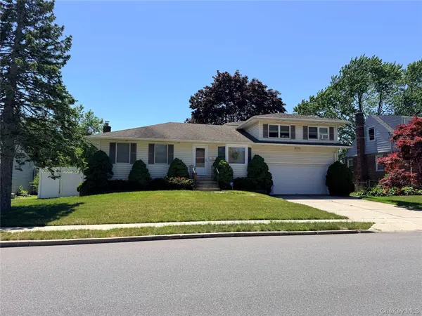 381 N Monroe AVE, Lindenhurst, NY 11757