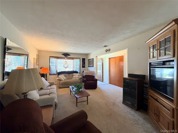 381 N Monroe AVE, Lindenhurst, NY 11757