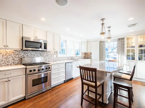 99 Thayer RD, Manhasset, NY 11030