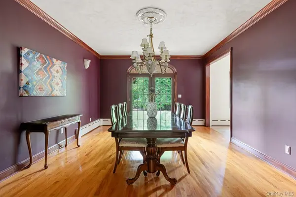 12 Mondavi LN, East Setauket, NY 11733