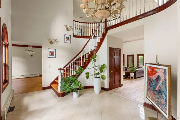 12 Mondavi LN, East Setauket, NY 11733