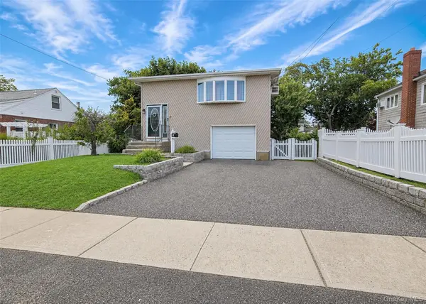 11 Farragut AVE, Lindenhurst, NY 11757