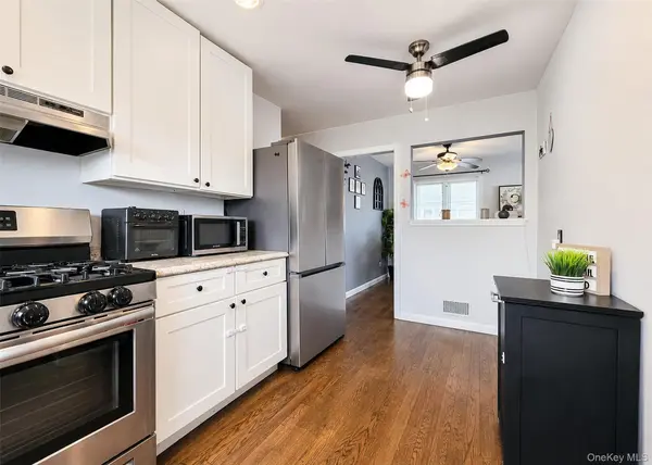 11 Farragut AVE, Lindenhurst, NY 11757