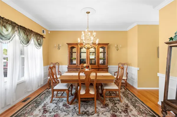 15 Scenicview CRES, Manorville, NY 11949