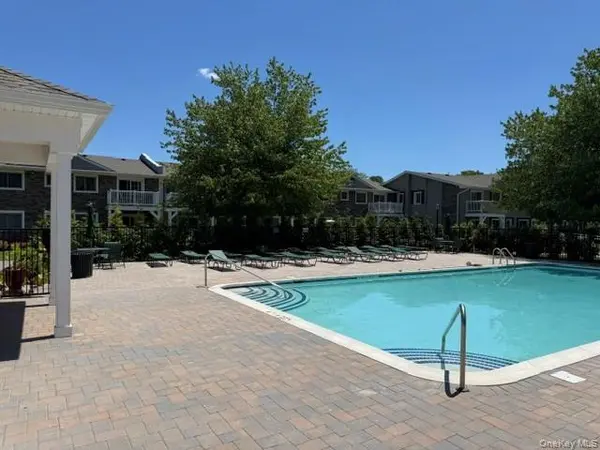 5 Williams BLVD #5-2J, Lake Grove, NY 11755