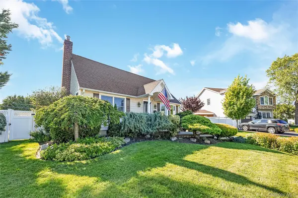 516 Heathcliff DR, Seaford, NY 11783