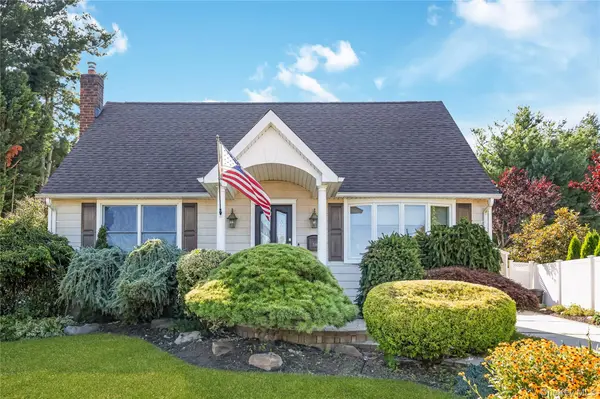 516 Heathcliff DR, Seaford, NY 11783