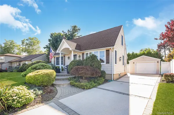 516 Heathcliff DR, Seaford, NY 11783