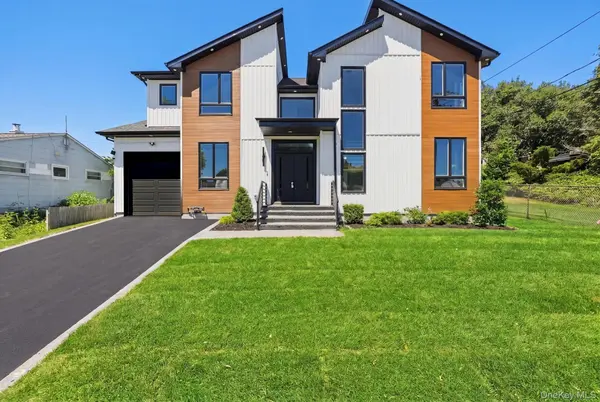 17 Gerhard RD, Plainview, NY 11803