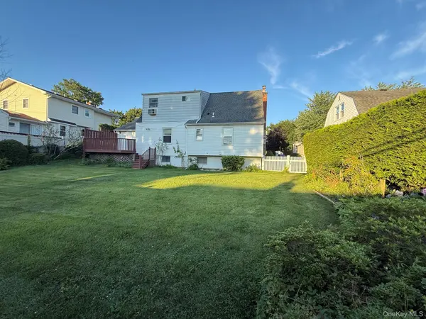 129 Greenway, New Hyde Park, NY 11040