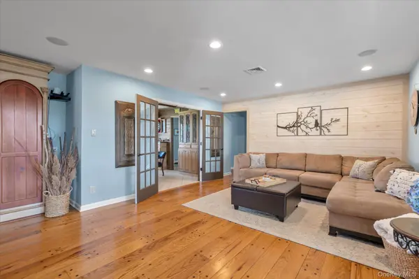 6 Montgomery LN, Bay Shore, NY 11706