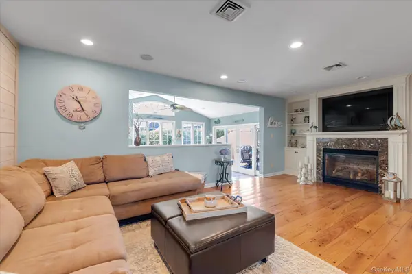 6 Montgomery LN, Bay Shore, NY 11706