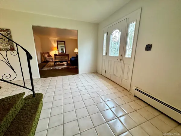 15 Stonehurst LN, Dix Hills, NY 11746