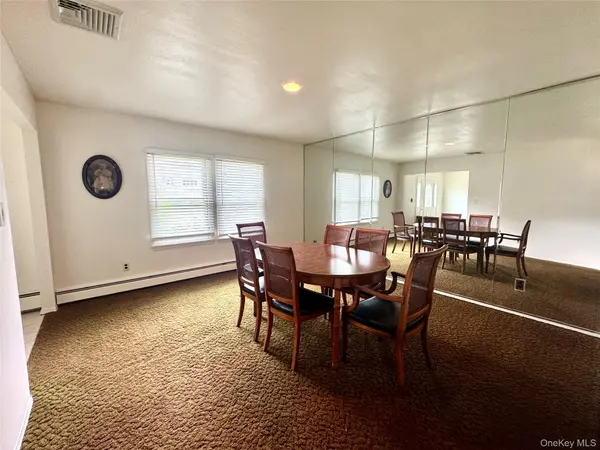 15 Stonehurst LN, Dix Hills, NY 11746