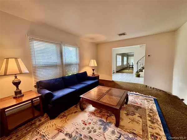 15 Stonehurst LN, Dix Hills, NY 11746