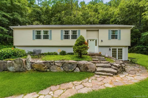 45 Wiccopee RD, Putnam Valley, NY 10579