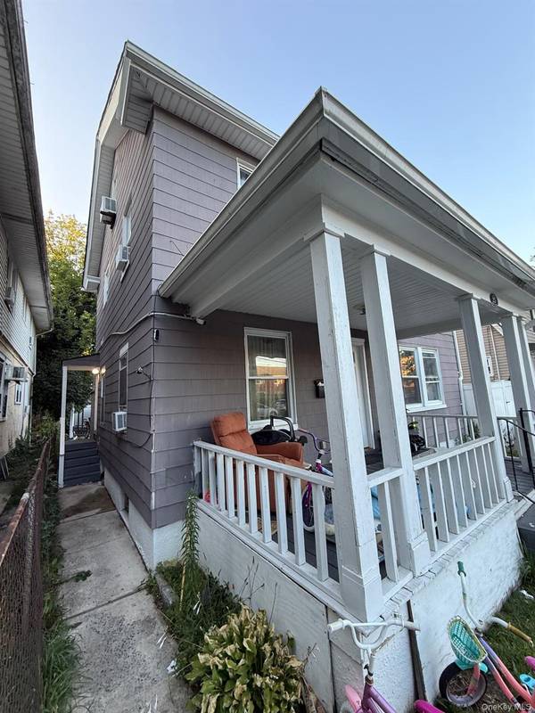 25 Webb AVE, Hempstead, NY 11550